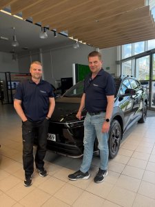 Äänekoskelaiselle Keski-Suomen Painotuotteelle luovutettiin meiltä eilen ensimmäinen Toyota bZ4X Touring