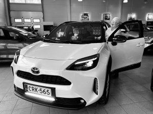 Taija-Tuuli ajelee nyt uudella tyylikkäällä Yaris Crossilla. Autoliike Koskinen kiittää loistavasta valinnasta ja toivottaa muk...